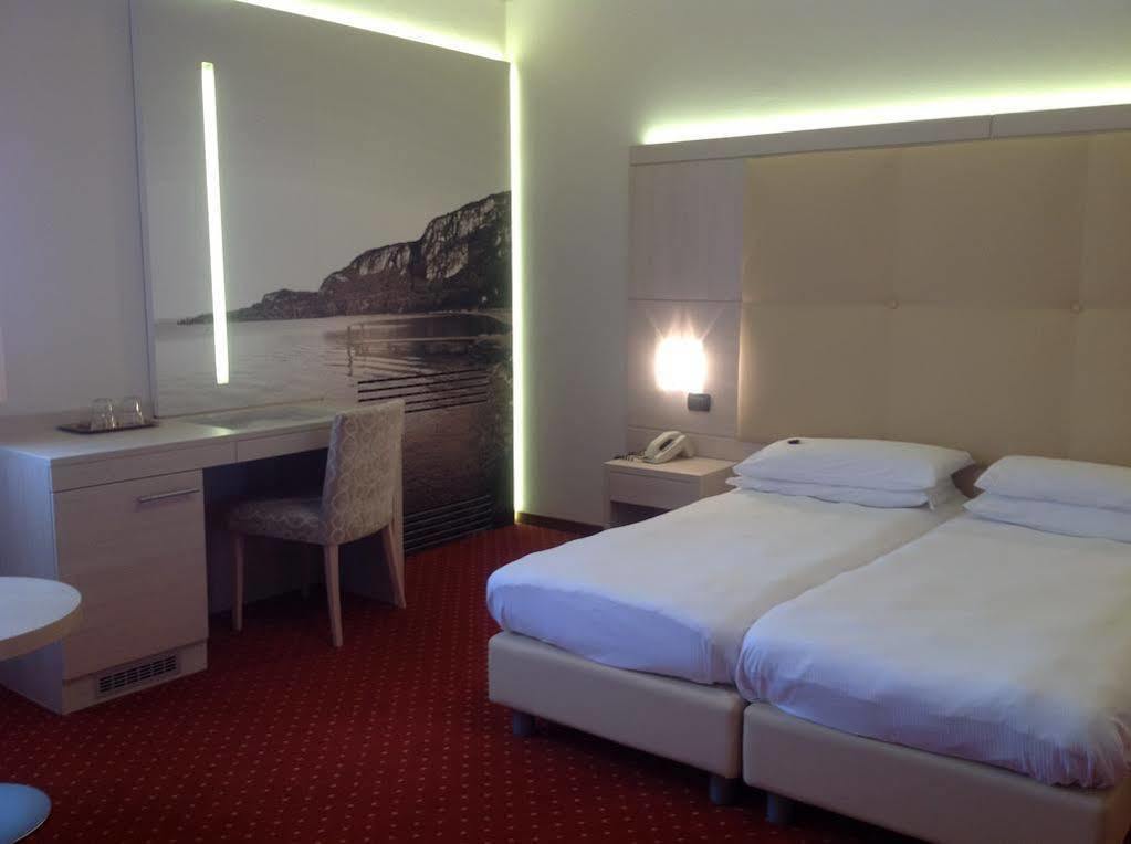 Hotel Villa Ca' Nova ***S ガルダ エクステリア 写真